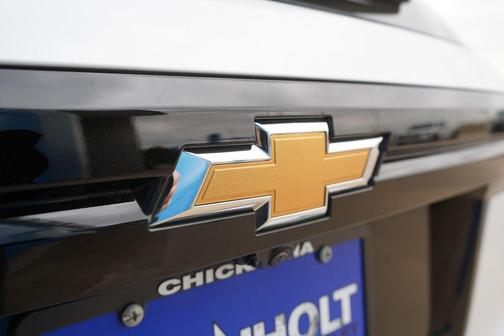 Summit White 2026 Chevrolet Traverse LT