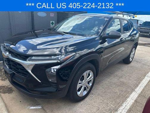 Mosaic Black Metallic 2025 Chevrolet Trax LS