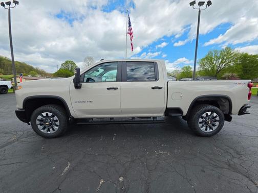 White Sands 2026 Chevrolet Silverado 2500 Custom