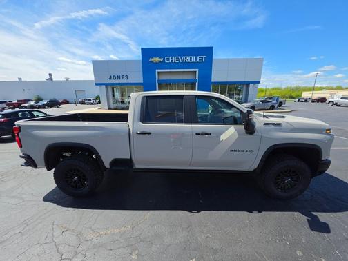 White Sands 2026 Chevrolet Silverado 2500 Crew Cab, Standard Bed, XR2, 4WD