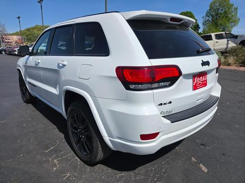 Bright White Clearcoat 2021 Jeep Grand Cherokee Laredo