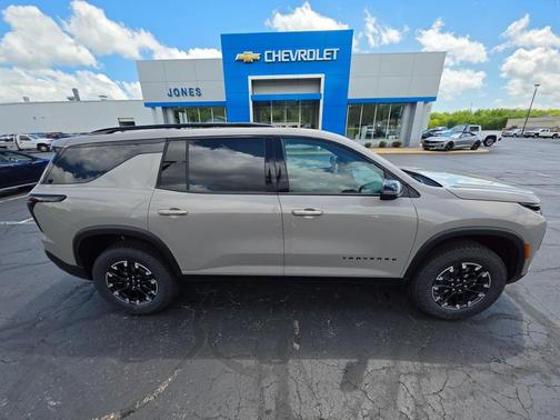 Sandstone Gray 2026 Chevrolet Traverse AWD Z71