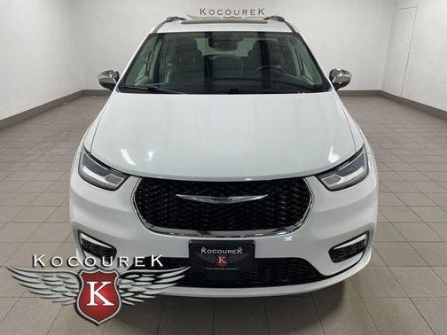 Bright White Clearcoat 2023 Chrysler Pacifica Limited