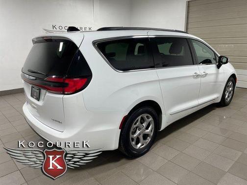 Bright White Clearcoat 2023 Chrysler Pacifica Limited