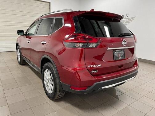 Photo 4 of 27 of 2019 Nissan Rogue SV