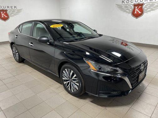 Super Black Clearcoat 2025 Nissan Altima 2.5 SV