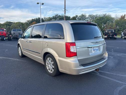 2016 Chrysler Town & Country Touring