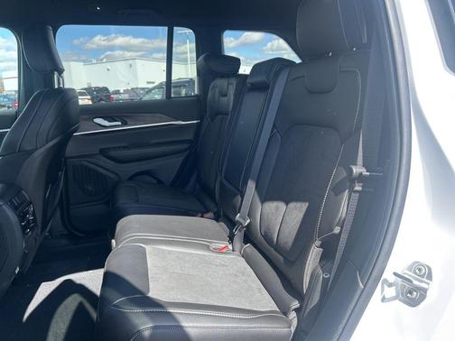 Bright White Clearcoat 2026 Jeep Grand Cherokee Altitude