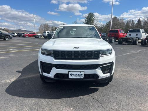 Bright White Clearcoat 2026 Jeep Grand Cherokee Altitude