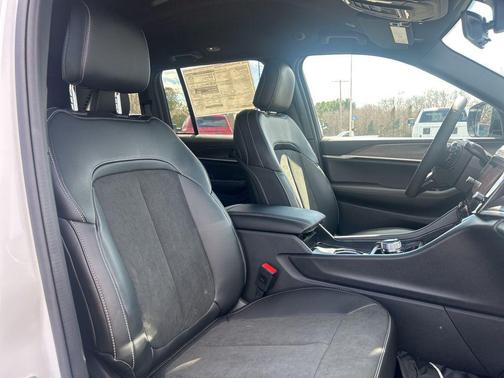 Bright White Clearcoat 2026 Jeep Grand Cherokee Altitude