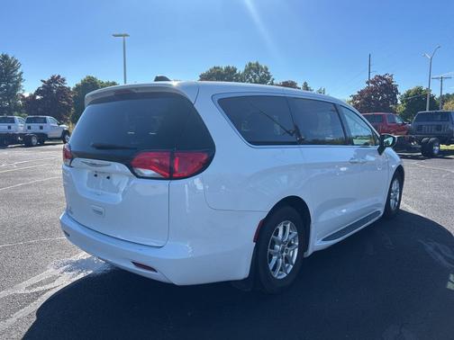 2021 Chrysler Voyager LX