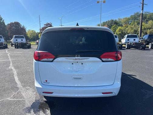 2021 Chrysler Voyager LX