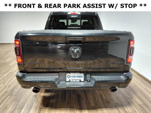 Diamond Black Crystal Pearlcoat 2022 RAM 1500 Sport