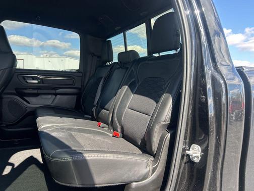 Diamond Black Crystal Pearlcoat 2022 RAM 1500 Sport