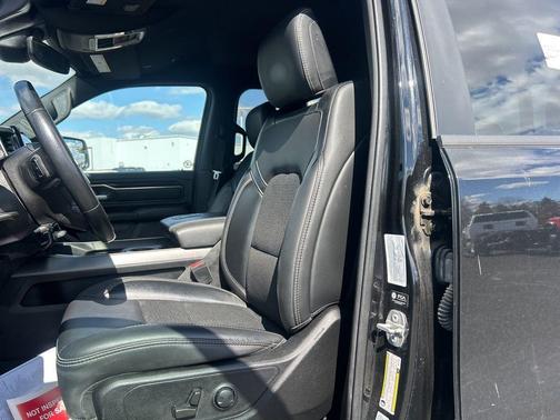 Diamond Black Crystal Pearlcoat 2022 RAM 1500 Sport