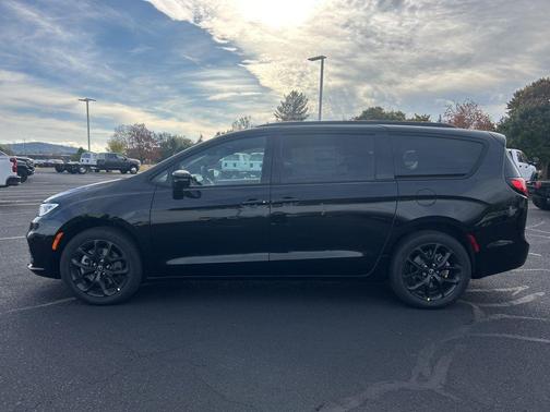 Diamond Black Crystal Pearlcoat 2026 Chrysler Pacifica Limited