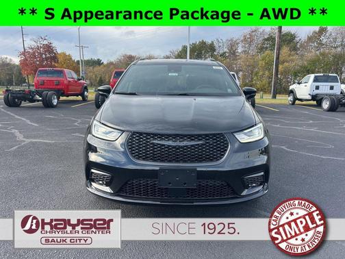 Diamond Black Crystal Pearlcoat 2026 Chrysler Pacifica Limited