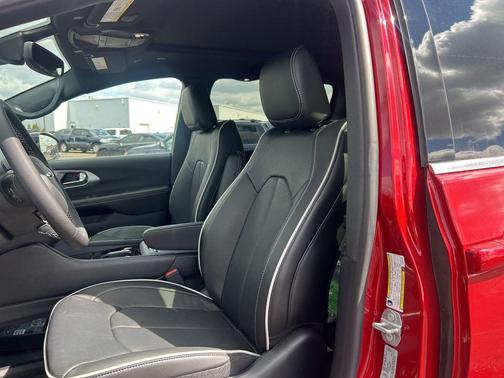 Red Hot Pearlcoat 2026 Chrysler Pacifica Limited