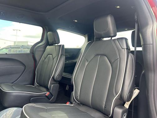 Red Hot Pearlcoat 2026 Chrysler Pacifica Limited