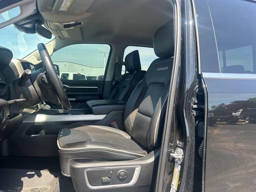 Diamond Black Crystal Pearlcoat 2022 RAM 1500 Laramie