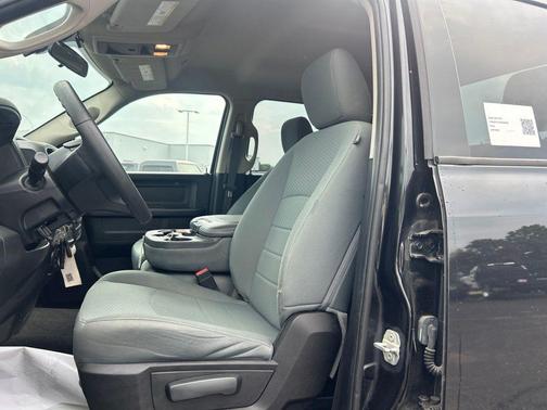 Brilliant Black Crystal Pearlcoat 2019 RAM 1500 Express