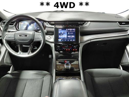 Diamond Black Crystal Pearlcoat 2022 Jeep Grand Cherokee L Laredo