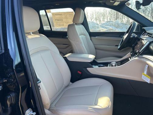 Diamond Black Crystal Pearlcoat 2026 Jeep Grand Cherokee Limited