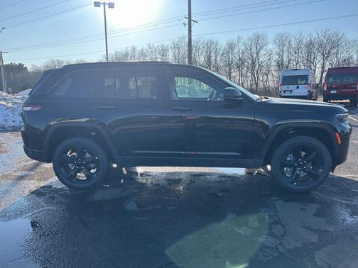 Diamond Black Crystal Pearlcoat 2026 Jeep Grand Cherokee Limited