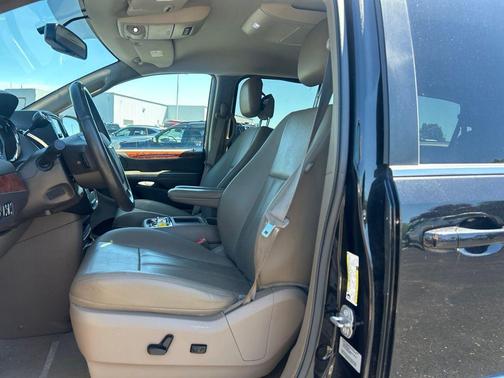Brilliant Black Crystal Pearlcoat 2015 Chrysler Town & Country Touring