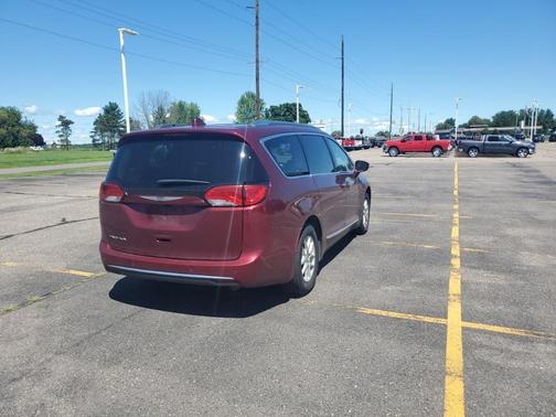 Photo 3 of 8 of 2020 Chrysler Pacifica Touring-L