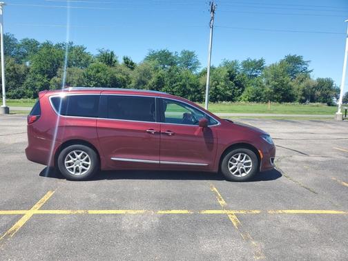 Photo 2 of 8 of 2020 Chrysler Pacifica Touring-L