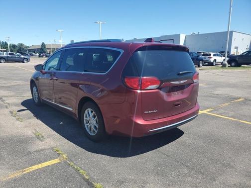Photo 4 of 8 of 2020 Chrysler Pacifica Touring-L