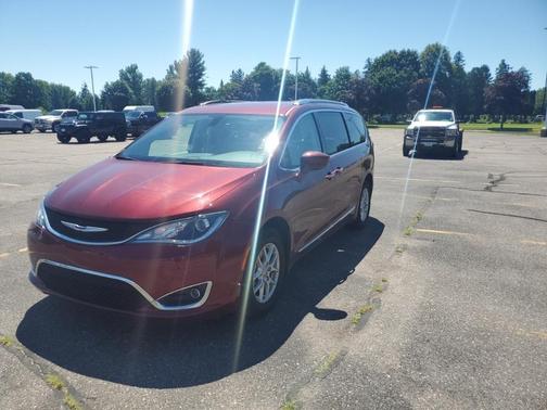Photo 5 of 8 of 2020 Chrysler Pacifica Touring-L