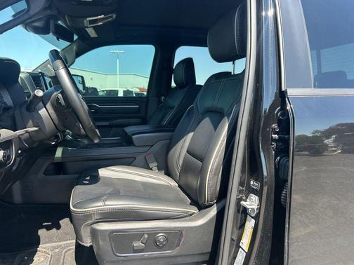 Diamond Black Crystal Pearlcoat 2022 RAM 1500 Limited