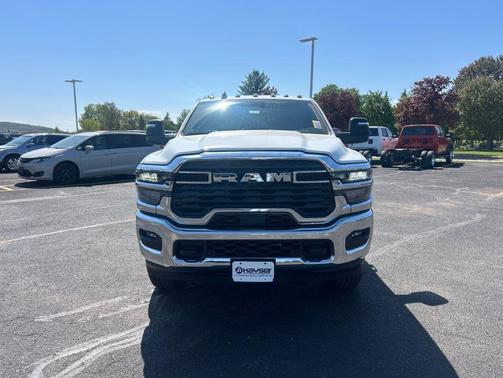 Bright White Clearcoat 2026 RAM 3500 Tradesman Crew Cab 4x4 8' Box