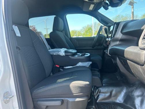 Bright White Clearcoat 2026 RAM 3500 Tradesman Crew Cab 4x4 8' Box