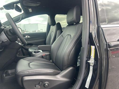Diamond Black Crystal Pearlcoat 2026 Chrysler Pacifica L