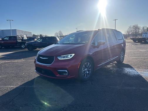 Red Hot Pearlcoat 2024 Chrysler Pacifica L