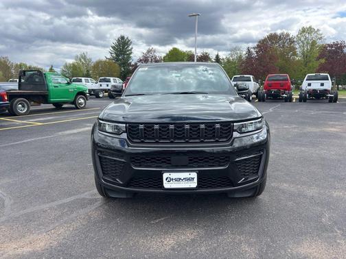Diamond Black Crystal Pearlcoat 2026 Jeep Grand Cherokee Altitude