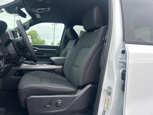 Bright White Clearcoat 2026 RAM 1500 Big Horn/Lone Star