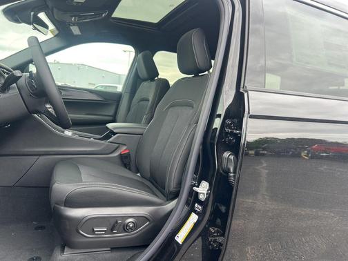 Diamond Black Crystal Pearlcoat 2026 Jeep Grand Cherokee L Altitude
