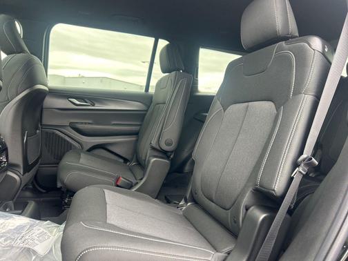 Diamond Black Crystal Pearlcoat 2026 Jeep Grand Cherokee L Altitude