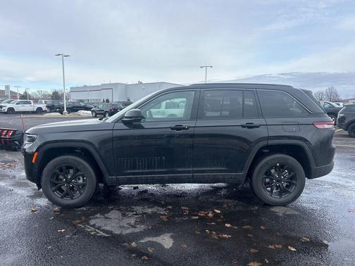 Diamond Black Crystal Pearlcoat 2026 Jeep Grand Cherokee Altitude