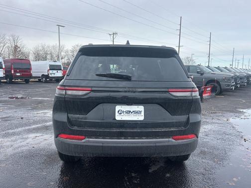 Diamond Black Crystal Pearlcoat 2026 Jeep Grand Cherokee Altitude