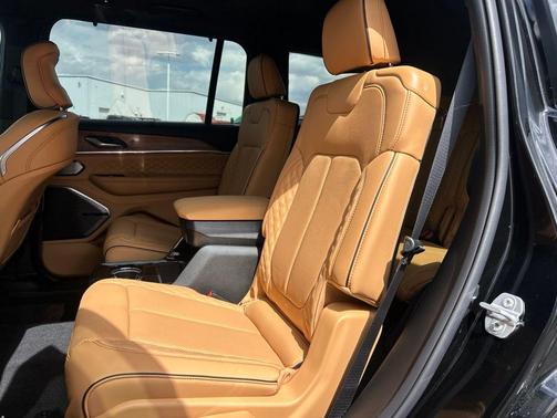 Diamond Black Crystal Pearlcoat 2026 Jeep Grand Cherokee L Summit
