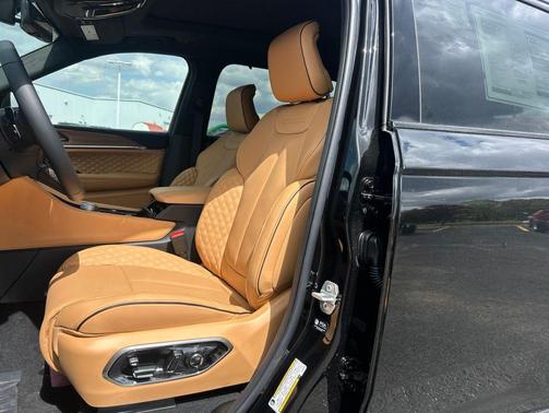 Diamond Black Crystal Pearlcoat 2026 Jeep Grand Cherokee L Summit
