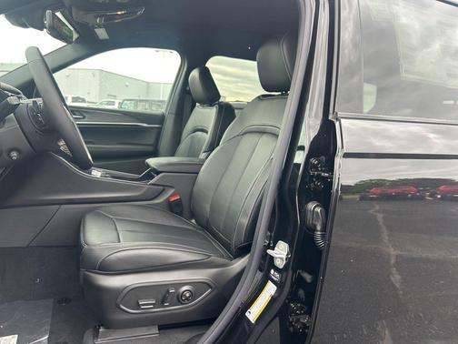 Diamond Black Crystal Pearlcoat 2026 Jeep Grand Cherokee L Limited