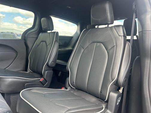 Diamond Black Crystal Pearlcoat 2026 Chrysler Pacifica Limited