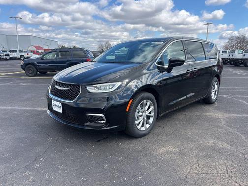 Diamond Black Crystal Pearlcoat 2026 Chrysler Pacifica Limited