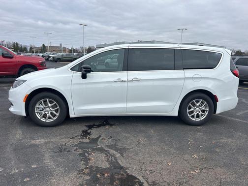 2026 Chrysler Voyager LX